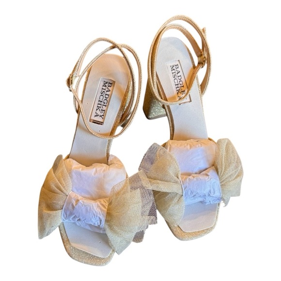 BADGLEY MISCHKA Tess Embellished Bow Sandals in gold NWT - Picture 5 of 9